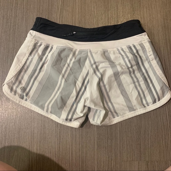 Lululemon Speed Up Shorts - Picture 3 of 4